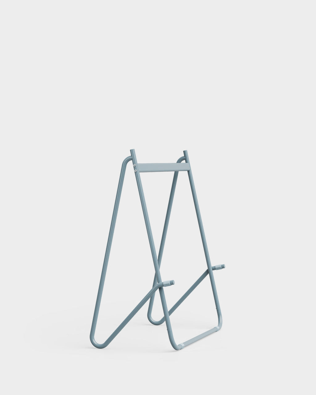 Support Bloom in Powder Blue (Stands Low) en packshot studio, vue trois quarts, panneau noir sur piètement bleu clair