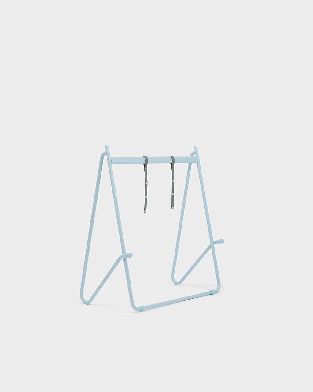 Support Bloom in Powder Blue (Stands Low) en packshot studio, vue de trois quarts, structure en A et sangles grises