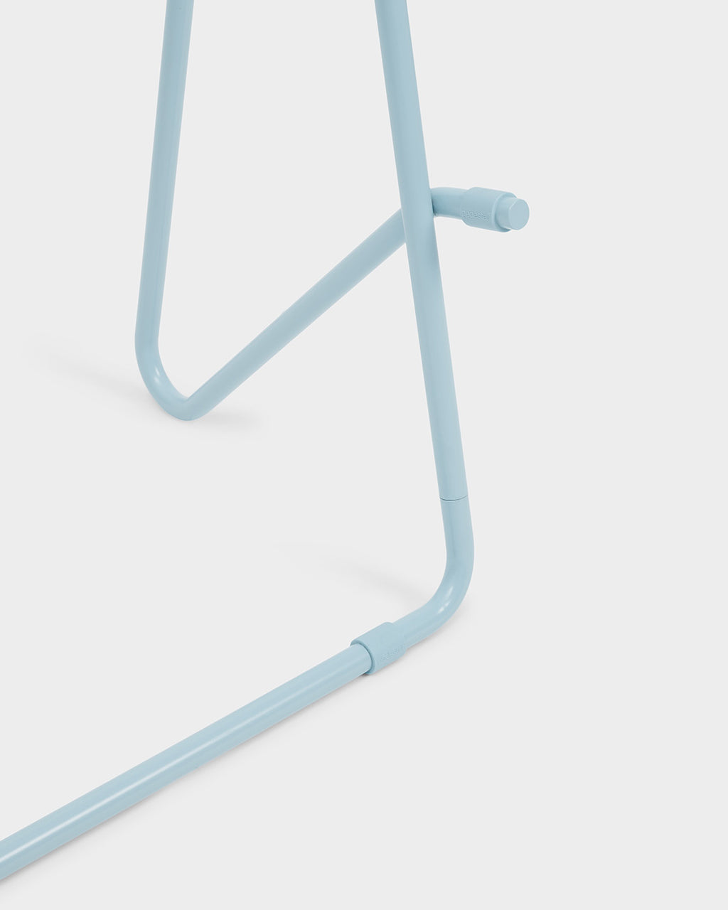 Gros plan studio sur la jonction et l'embout du pied du Bloom in Powder Blue, structure tubulaire bleu clair