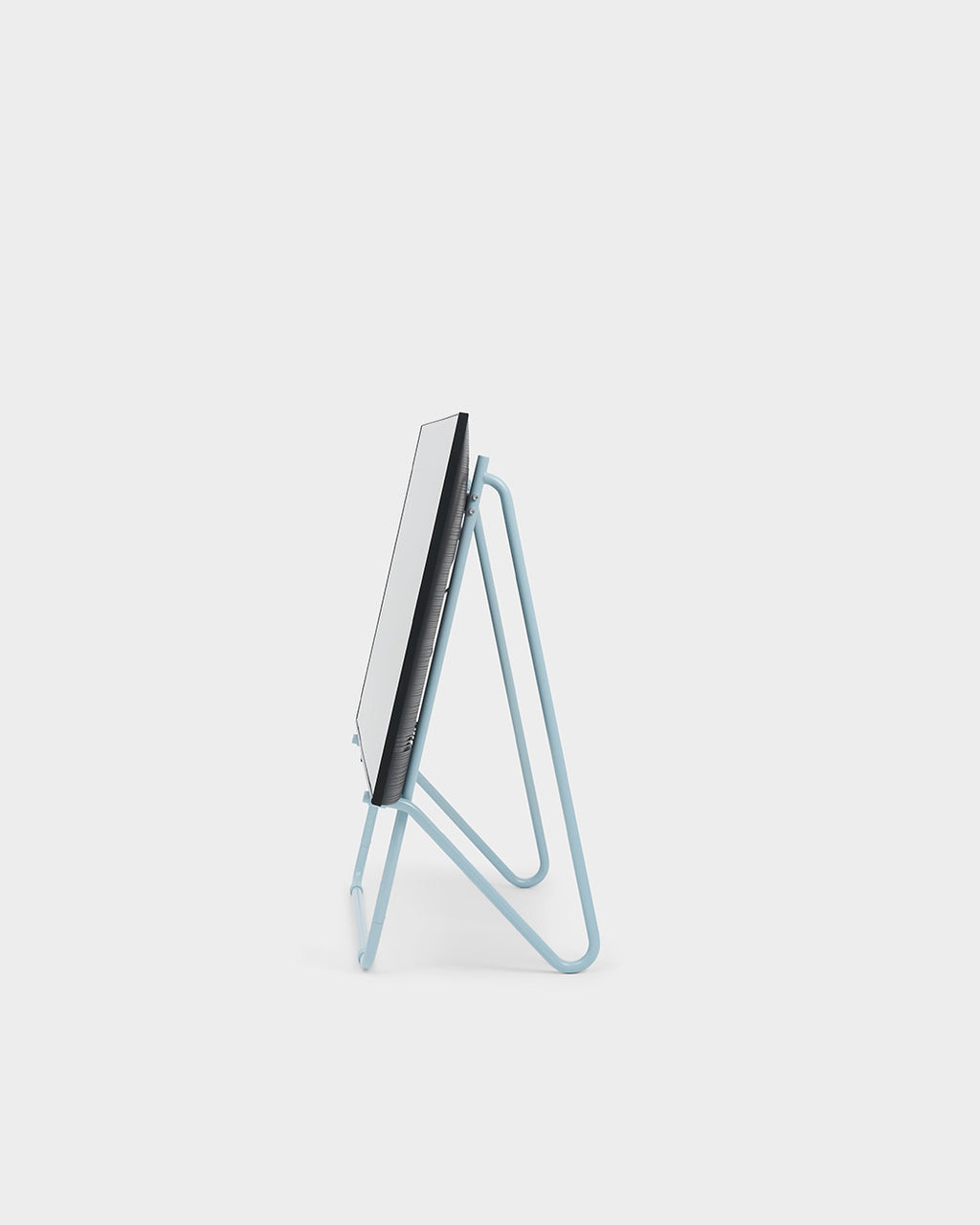 Bloom in Powder Blue (Stands Low) vu de profil en studio, structure tubulaire bleu clair soutenant un écran incliné