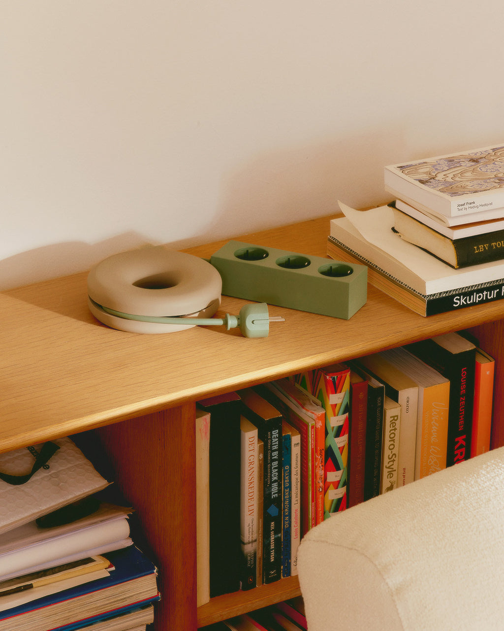 Pedestal Cable Bagel Cable Managers 028 Oat