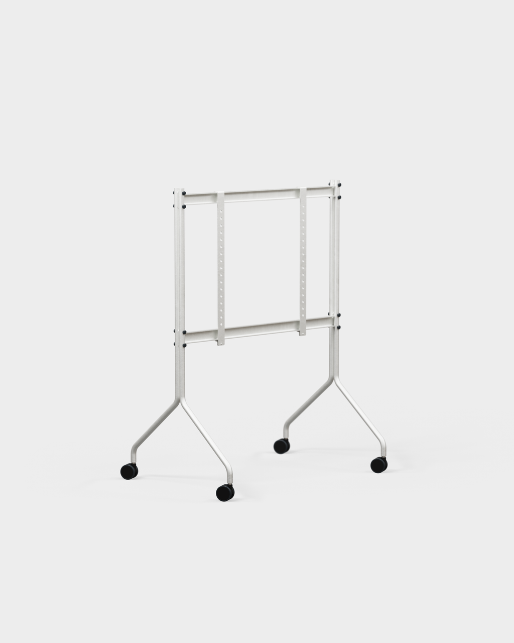 Support Moon in Cloudy Silver vu de trois quarts en studio, structure aluminium sur roulettes noires, sans écran