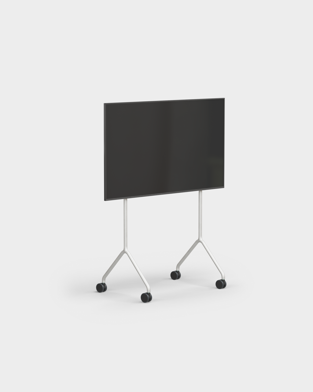 Support TV mobile Moon Light en Cloudy Silver, packshot studio de trois quarts, écran monté et roulettes noires