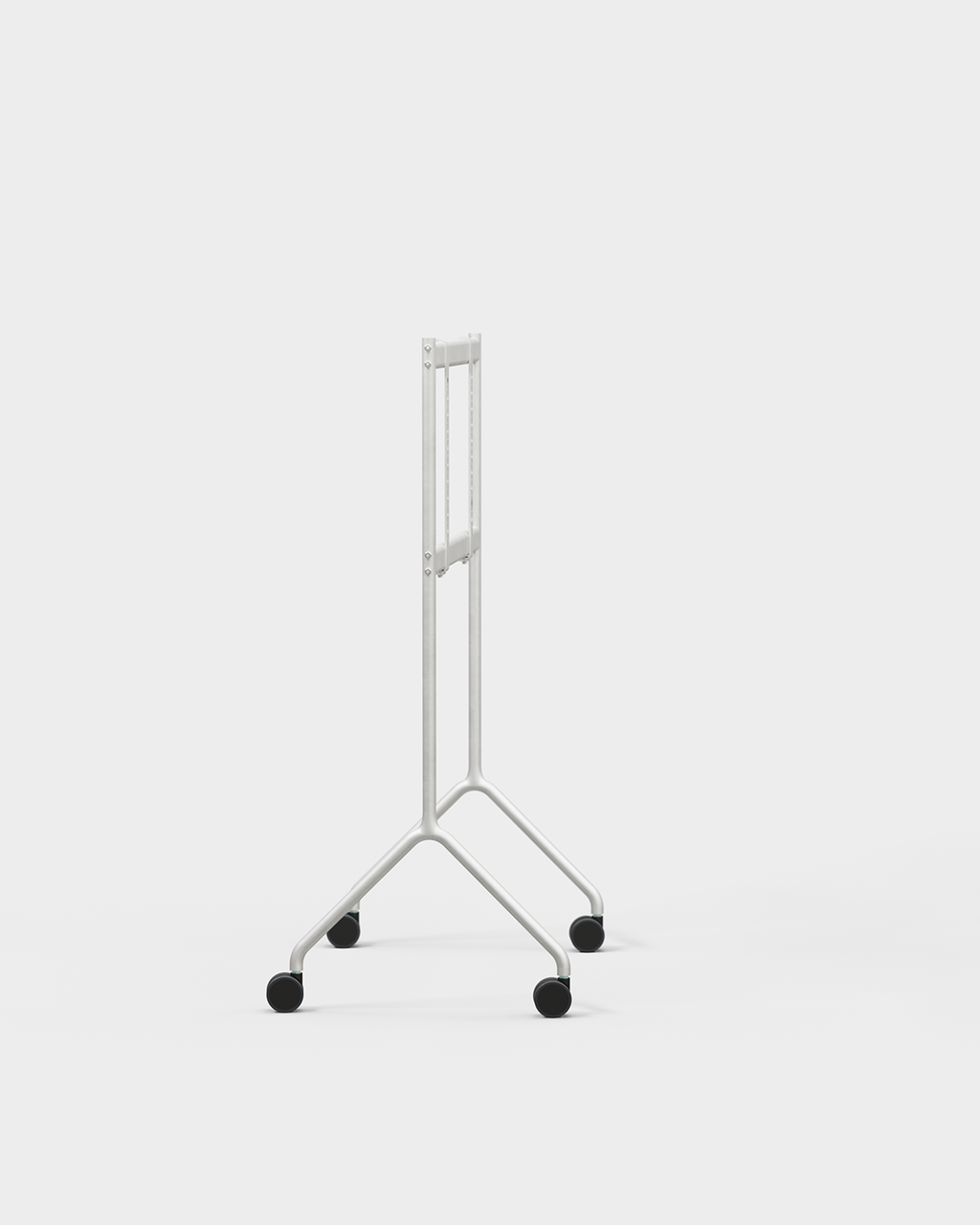 Support TV mobile Moon Light en Cloudy Silver, packshot studio de trois quarts, écran monté et roulettes noires