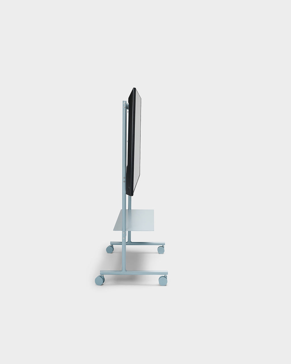 Vue de profil du Rover en Powder Blue en studio, avec écran monté, tablette centrale et roulettes
