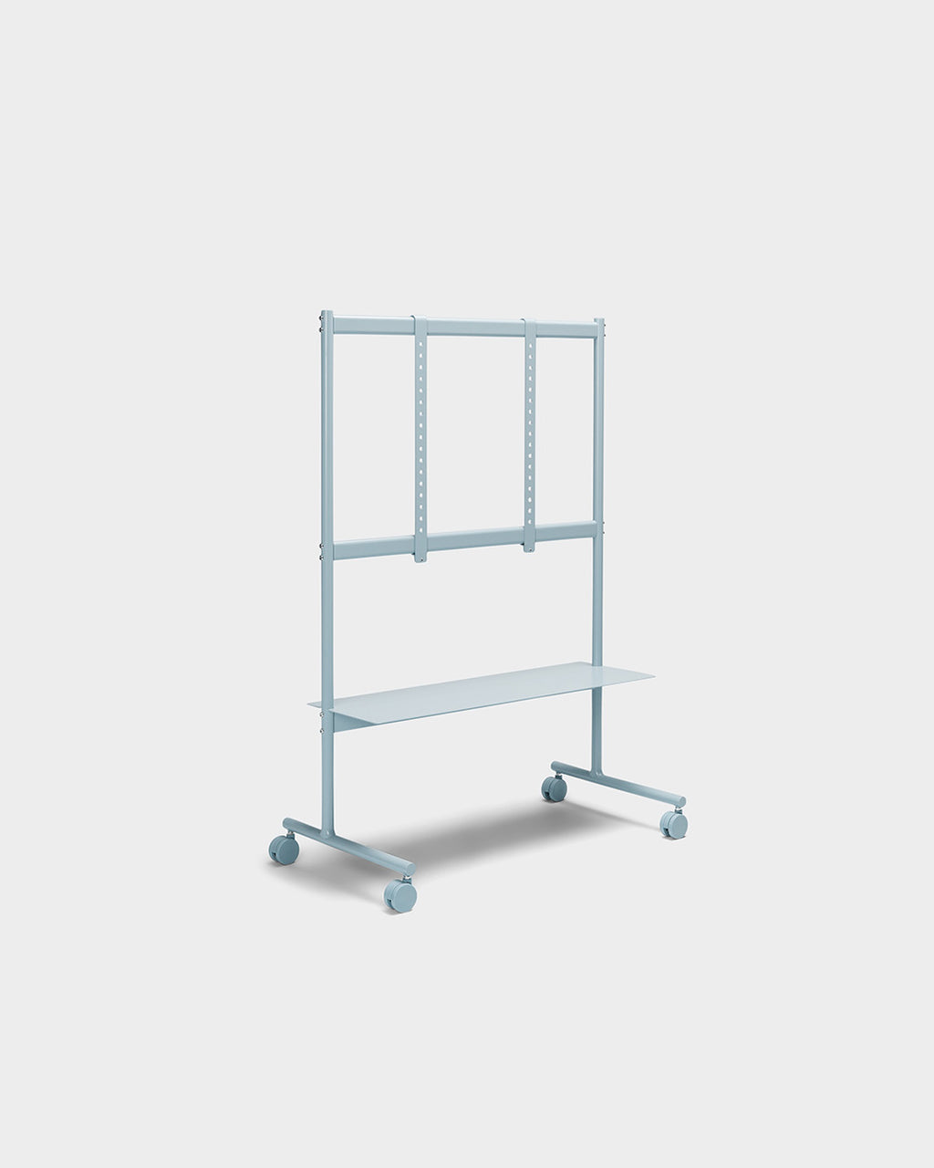 Support Rover in Powder Blue vu de trois quarts en packshot studio, tablette métallique et roulettes pivotantes